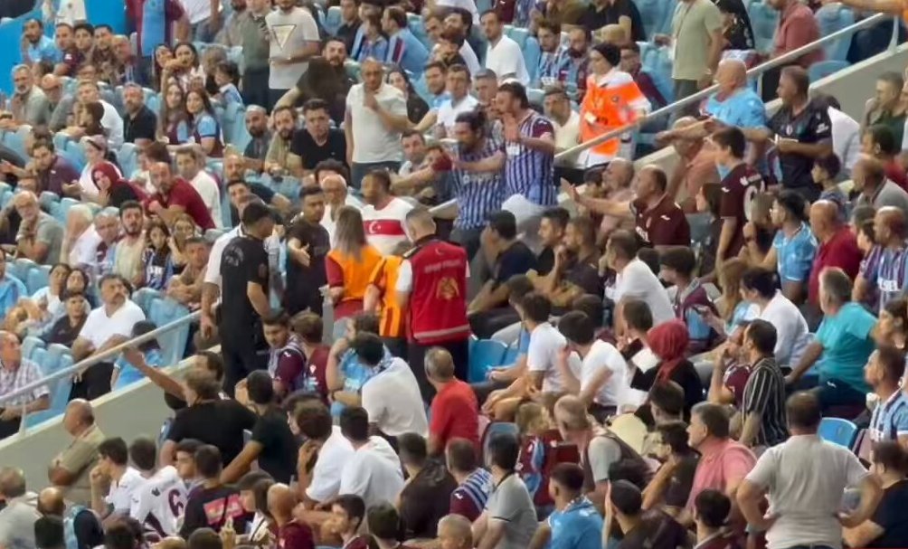 Trabzonspor maçında tribünde gergin anlar 2 Trabzonspor maçında tribünde gergin anlar