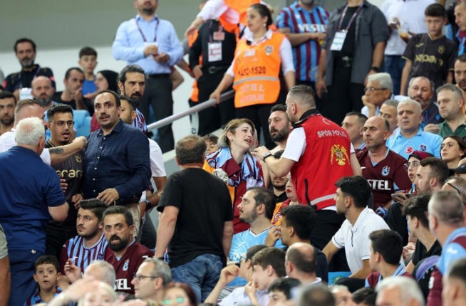 Trabzonspor maçında tribünde gergin anlar 3 Trabzonspor maçında tribünde gergin anlar