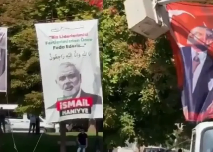 30 Ağustos töreninde İsmail Haniye posteri gerginliği