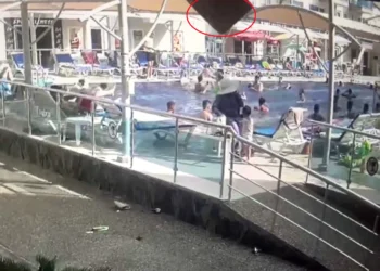 Şezlongda güneşlenen kadının kafasına baca kapağı düştü