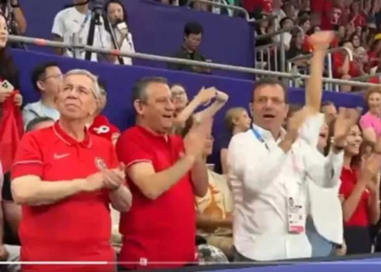 Maçı yerinde izleyen Ekrem İmamoğlu, Filenin Sultanları’nı “Erdoğan göndermesi” ile tebrik etti