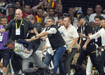 Göztepe-Fenerbahçe maçında Ali Koç’a çirkin saldırı