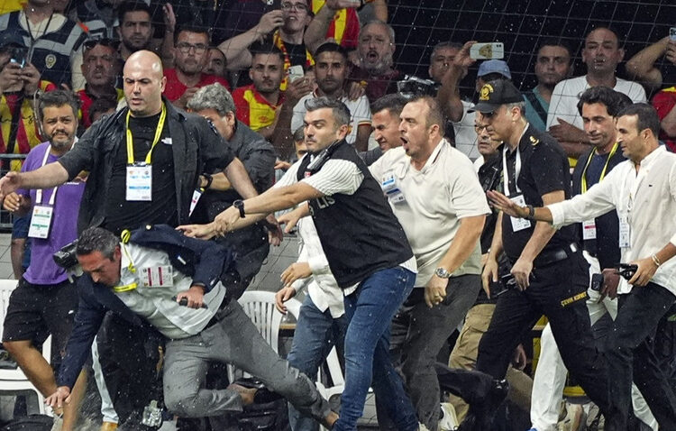 Göztepe-Fenerbahçe maçında Ali Koç'a çirkin saldırı 1 Göztepe-Fenerbahçe maçında Ali Koç’a çirkin saldırı