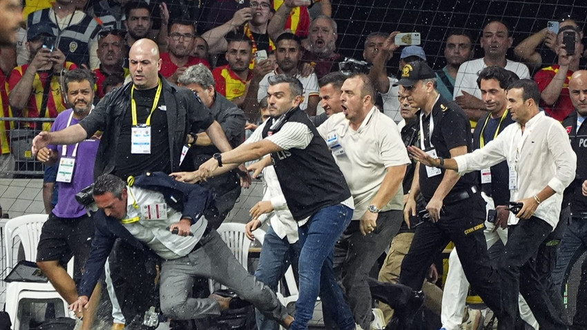 Göztepe-Fenerbahçe maçında Ali Koç'a çirkin saldırı 4 Göztepe-Fenerbahçe maçında Ali Koç'a çirkin saldırı