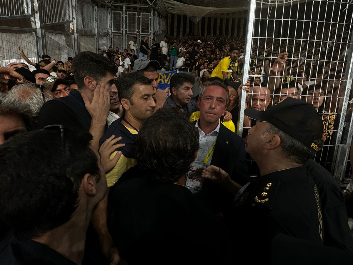 Göztepe-Fenerbahçe maçında Ali Koç'a çirkin saldırı 2 Göztepe-Fenerbahçe maçında Ali Koç'a çirkin saldırı