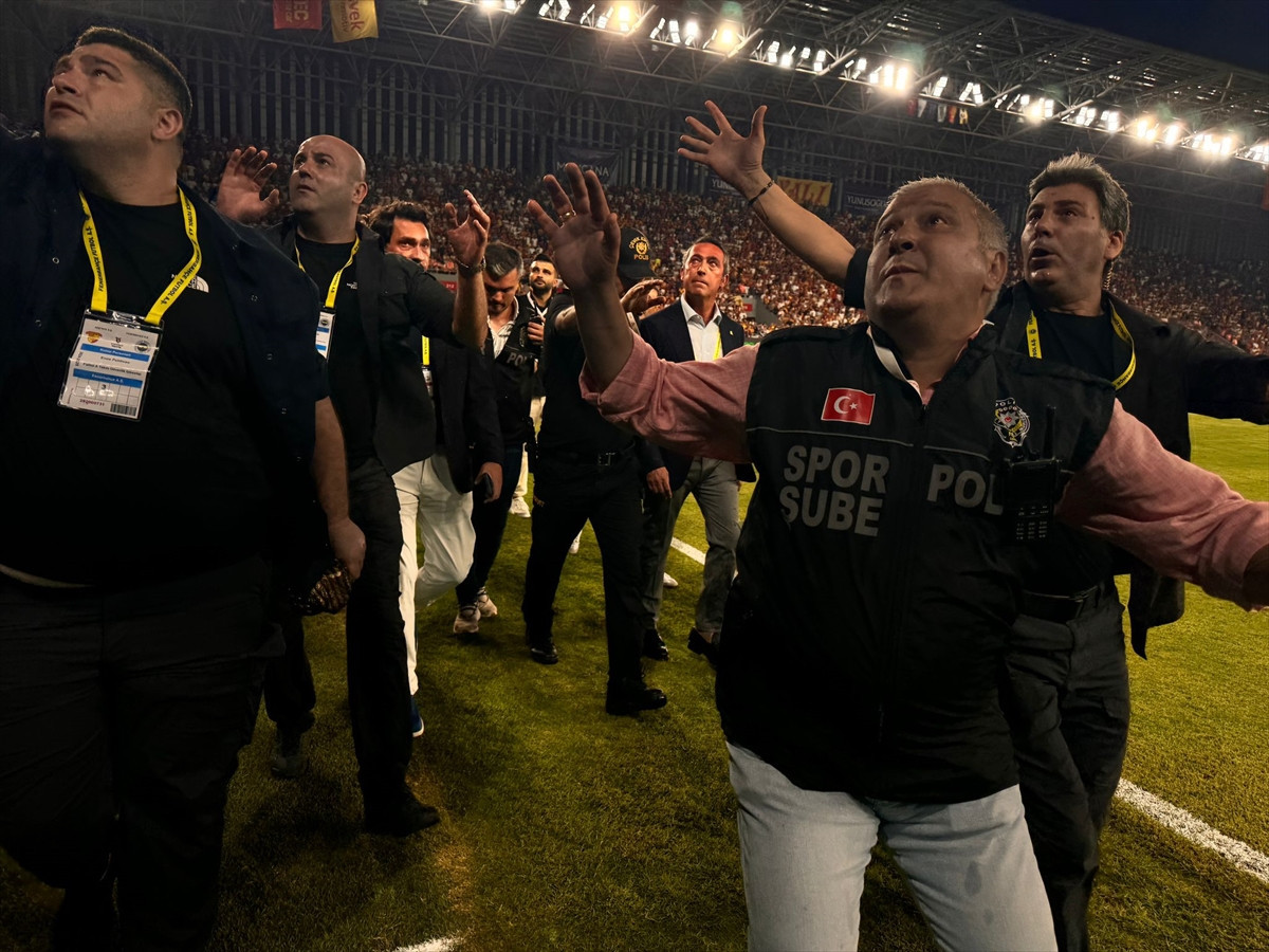 Göztepe-Fenerbahçe maçında Ali Koç'a çirkin saldırı 3 Göztepe-Fenerbahçe maçında Ali Koç'a çirkin saldırı