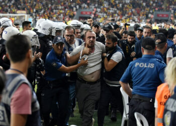 Göztepe-Fenerbahçe maçında Ali Koç’a çirkin saldırı