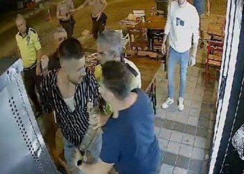 Tartıştığı kokoreççiyi polisin gözü önünde vurdu