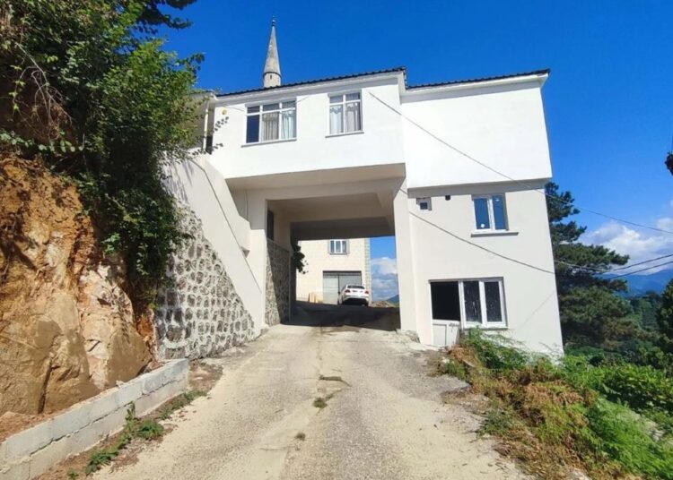 Adres Trabzon: Üstü imamın lojmanı, altı yol 1 Adres Trabzon: Üstü imamın lojmanı, altı yol