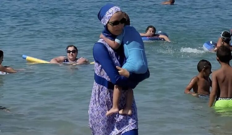 Plajlara tesettür mayo ile girmek yasaklandı