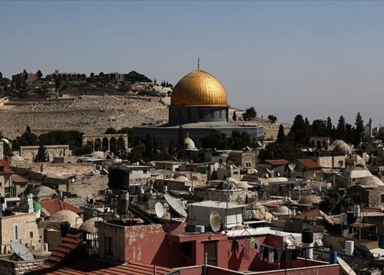 İsrailli yerleşimciler, İsrail askerlerinin koruması altında Mescid-i Aksa’ya girdi