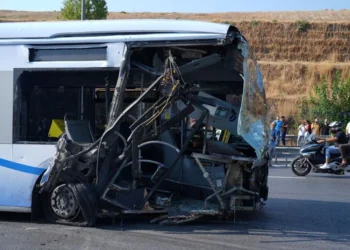 Küçükçekmece’de metrobüsler çarpıştı: 1 ölü, 2’si ağır 38 yaralı