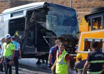 Küçükçekmece’de metrobüsler çarpıştı: 1 ölü, 2’si ağır 38 yaralı