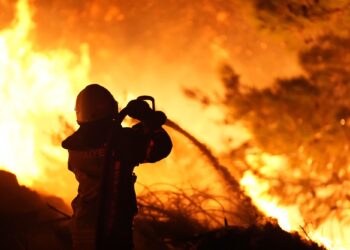 İzmir’de 8 noktada yangınlar devam ediyor