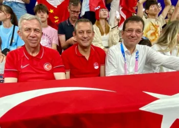 Üçü bir arada, Paris’te Filenin Sultanları’nı destekledi