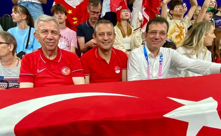 Üçü bir arada, Paris'te Filenin Sultanları'nı destekledi 1 Üçü bir arada, Paris’te Filenin Sultanları’nı destekledi
