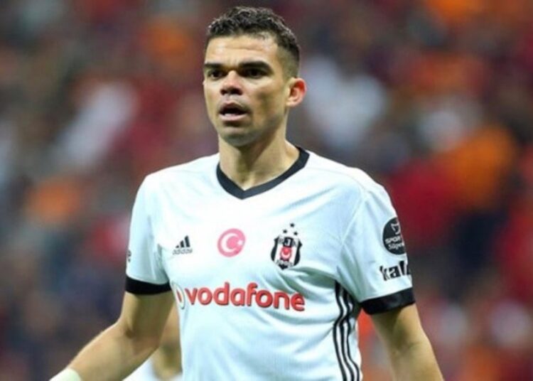 Bir döneme damga vurmuştu: Pepe 41 yaşında futbolu bıraktı 1 Bir döneme damga vurmuştu: Pepe 41 yaşında futbolu bıraktı