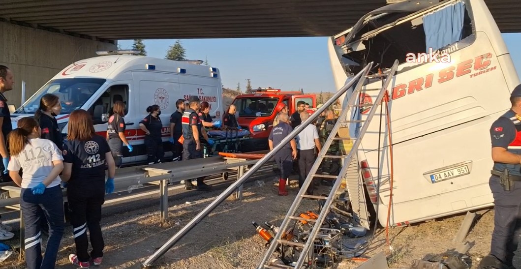 Otobüs köprü ayağına çarptı: 9 kişi hayatını kaybetti, 26 yaralı 3 Otobüs köprü ayağına çarptı: 9 kişi hayatını kaybetti, 26 yaralı