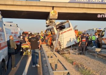 Otobüs köprü ayağına çarptı: 9 kişi hayatını kaybetti, 26 yaralı