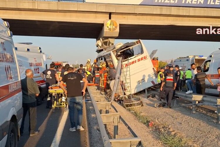Otobüs köprü ayağına çarptı: 9 kişi hayatını kaybetti, 26 yaralı 1 Otobüs köprü ayağına çarptı: 9 kişi hayatını kaybetti, 26 yaralı