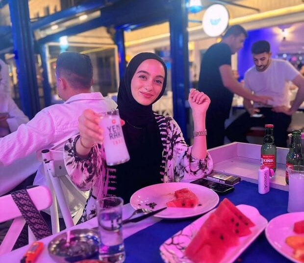 Mercan Bulut yazdı l Muhafazakar gençlik alkol masasına oturursa! 1 Mercan Bulut yazdı l Muhafazakar gençlik alkol masasına oturursa!