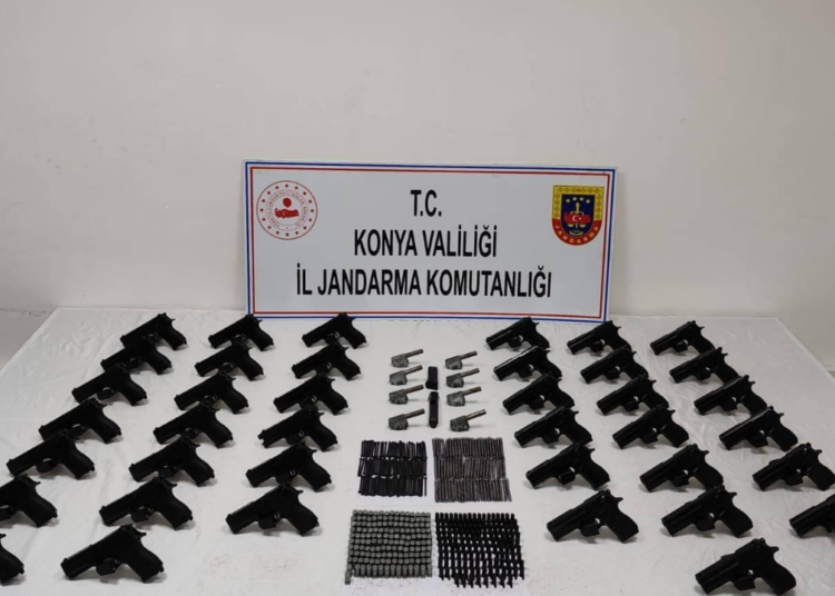 Konya’da yola atılan çuvalda 40 ruhsatsız tabanca bulundu