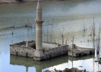 Sular çekilince eski cami ve bazı evler ortaya çıktı