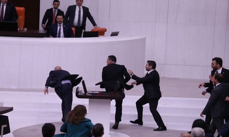 TBMM’de Can Atalay özel oturumu karıştı: AK Parti’lilerden tekme tokat saldırı
