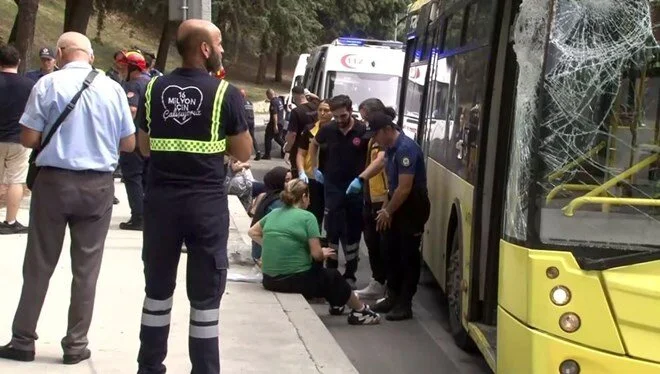 Aynı yerde yine kaza; TIR, İETT otobüsünün üzerine devrildi 3 Aynı yerde yine kaza; TIR, İETT otobüsünün üzerine devrildi