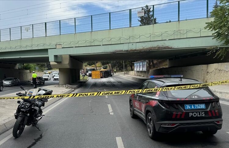 Aynı yerde yine kaza; TIR, İETT otobüsünün üzerine devrildi 1 Aynı yerde yine kaza; TIR, İETT otobüsünün üzerine devrildi