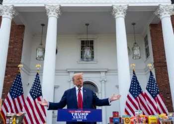 Trump’tan market ürünleriyle basın toplantısı