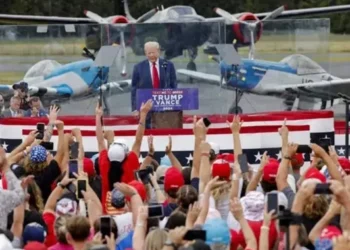 Trump, suikast girişimi sonrası ilk mitingini kurşun geçirmez cam ardından yaptı