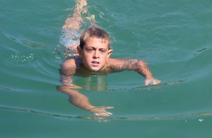 Van Gölü’ne giren esmer çocuklar sarışın çıkıyor