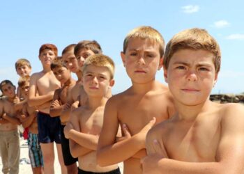 Van Gölü’ne giren esmer çocuklar sarışın çıkıyor