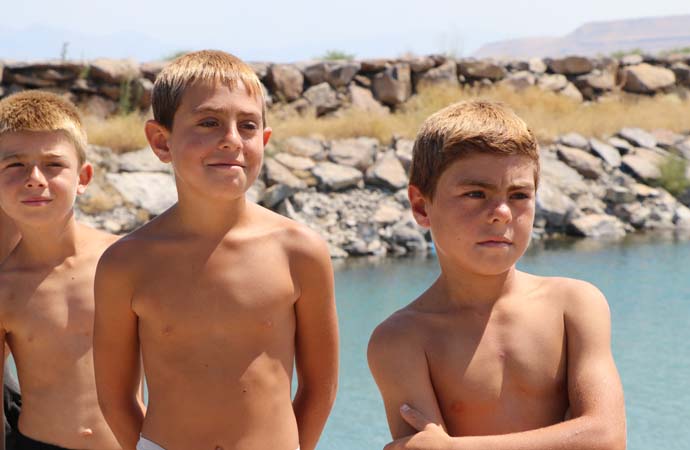 Van Gölü’ne giren esmer çocuklar sarışın çıkıyor