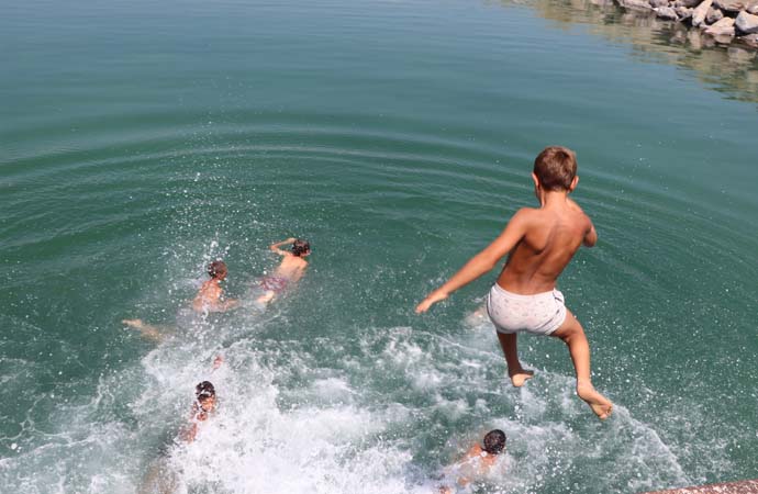 Van Gölü’ne giren esmer çocuklar sarışın çıkıyor