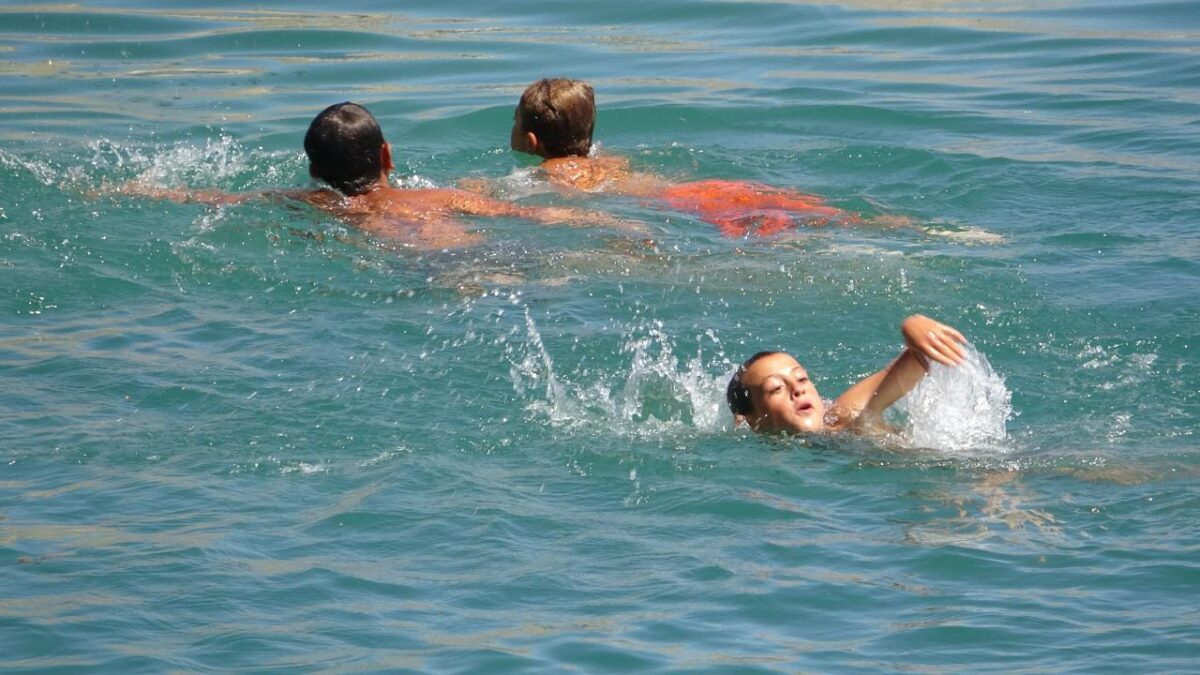 Van Gölü’ne giren esmer çocuklar sarışın çıkıyor