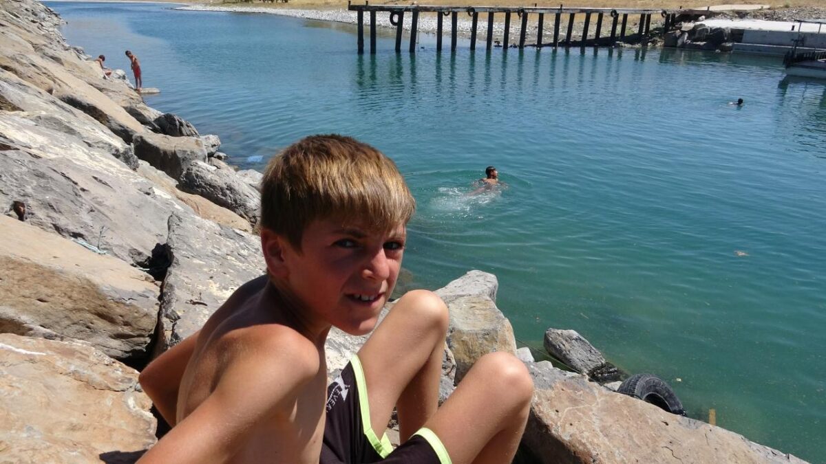 Van Gölü’ne giren esmer çocuklar sarışın çıkıyor