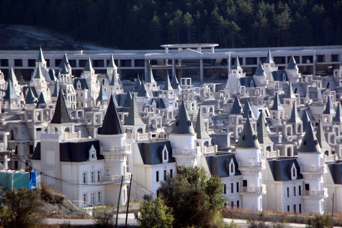 Yıllardır boş duran Mudurnu’daki Şato Villalar için yeni bir karar