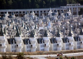 Yıllardır boş duran Mudurnu’daki Şato Villalar için yeni bir karar