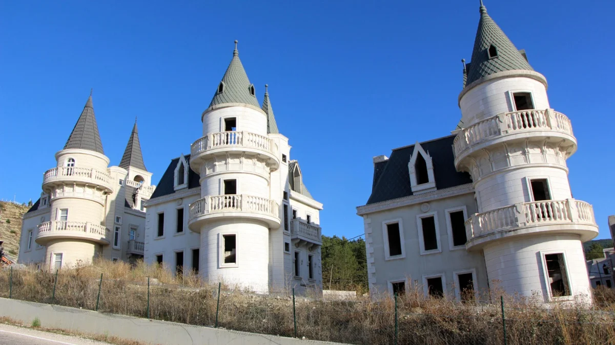 Yıllardır boş duran Mudurnu’daki Şato Villalar için yeni bir karar