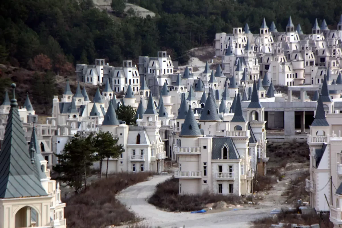 Yıllardır boş duran Mudurnu’daki Şato Villalar için yeni bir karar