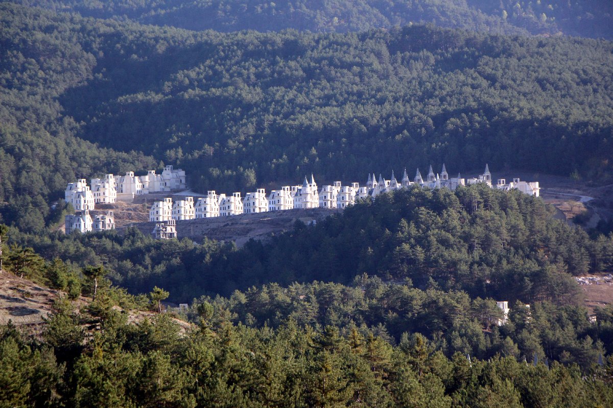 Yıllardır boş duran Mudurnu’daki Şato Villalar için yeni bir karar
