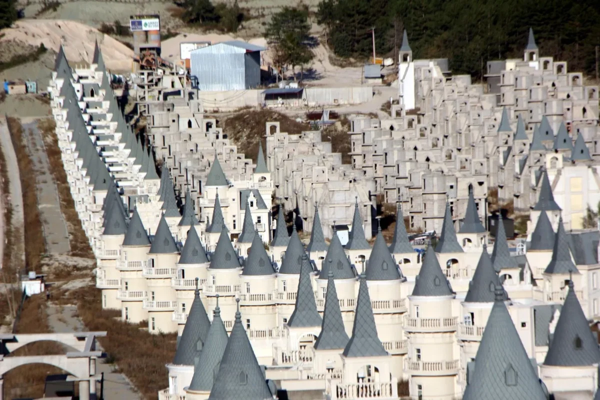 Yıllardır boş duran Mudurnu’daki Şato Villalar için yeni bir karar