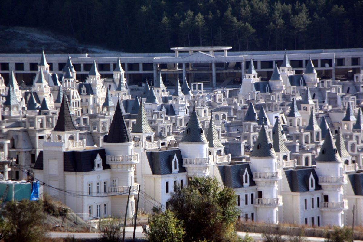 Yıllardır boş duran Mudurnu’daki Şato Villalar için yeni bir karar