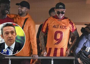 Tüm oyuncular imzaladı, Ali Koç yazılı Galatasaray forması Kadıköy’de bırakıldı