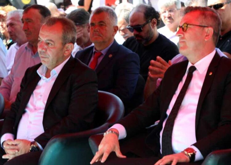 Yere izmarit atan Bolu Ticaret ve Sanayi Odası Başkanına Tanju Özcan'ın talimatıyla ceza kesildi 1 Yere izmarit atan Bolu Ticaret ve Sanayi Odası Başkanına Tanju Özcan’ın talimatıyla ceza kesildi