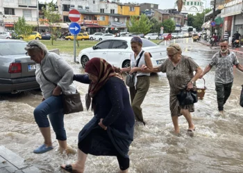 Adana’da şiddetli yağış; ağaçlar devrildi, ev ve iş yerlerini su bastı!