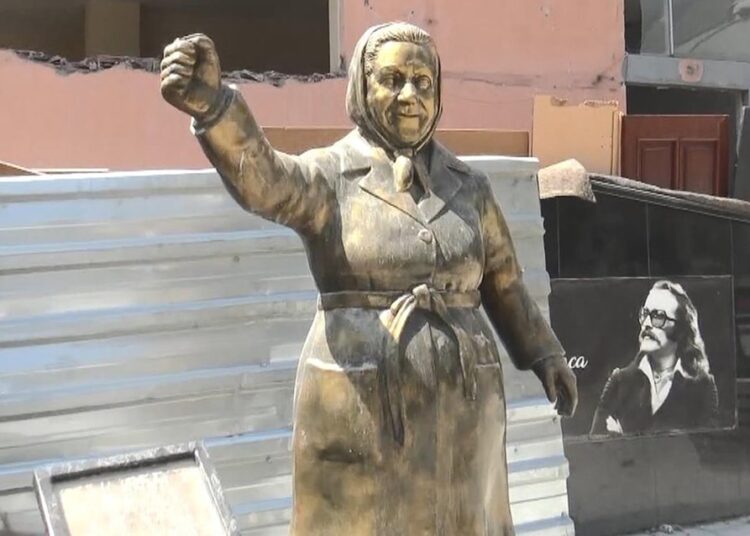 Adile Naşit heykelinin zilini çaldılar 1 Adile Naşit heykelinin zilini çaldılar