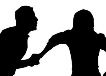 Kocasını, erkek arkadaşıyla bastı